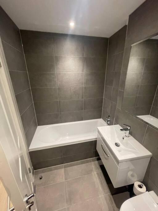 Marvellous New Build 2 Bed Flat - 1 Ophelia Court Διαμέρισμα Έπσομ Εξωτερικό φωτογραφία