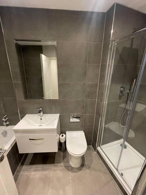 Marvellous New Build 2 Bed Flat - 1 Ophelia Court Διαμέρισμα Έπσομ Εξωτερικό φωτογραφία